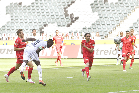 ◎ 杜林(左,白衣)昨夜為幕遜加柏四比一之勝貢獻兩球。(美聯社)