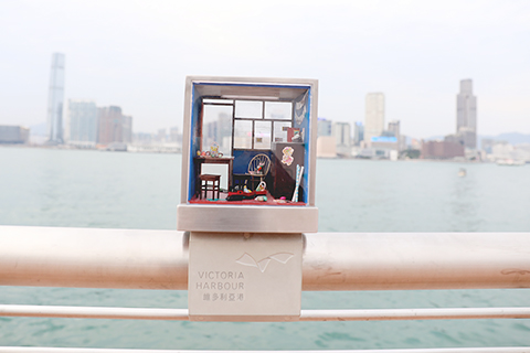 ◎ 維多利亞港的展品裝置。(新華社記者 吳曉初 攝)