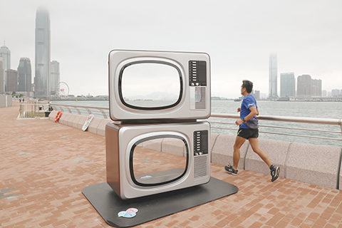 ◎ 維多利亞港矗立的「電視機」裝置展品。(新華社記者 吳曉初 攝)