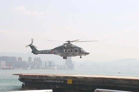 ◎ 香港特區政府飛行服務隊的飛機在會展中心附近的海邊降落。(新華社記者 吳曉初 攝)