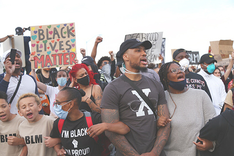 ◎ 拓荒者隊利拿特(前排中)參與波特蘭示威遊行,抗議種族歧視至非裔遭警暴而死。(美聯社)