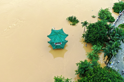 ◎ 六月十日,廣西柳州江濱公園的涼亭被洪水包圍。當日五時二十分,柳江柳州水文站出現洪峰水位八十四點五四米(超警戒水位二點零四米)。(中新社)