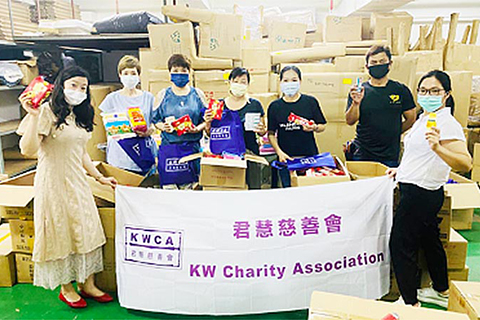 ◎ 君慧慈善會包裝福袋贈弱群。
