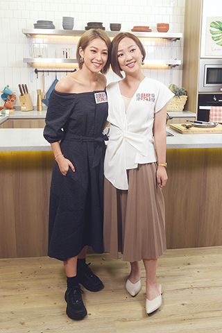 ◎ 昨日,香港「開」電視節目《三十分鐘大放餸》在香港舉行拍攝探班活動。圖為歌手吳嘉熙(左)擔任節目嘉賓與節目主持盧頌茵出席錄影。