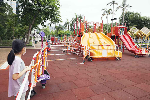 ◎ 六月二十日,隨著疫情放緩,香港康文署的免費戶外足球場、板球場、籃球場、排球場等當日起重開。而香港大部份兒童遊樂設施將於下周一(六月二十二日)重新開放。圖為封閉的兒童游樂場。(香港中通社)