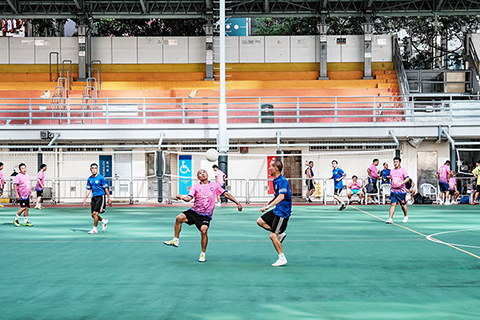◎ 六月二十日,隨著疫情放緩,香港康文署的免費戶外足球場、板球場、籃球場、排球場等當日起重開。圖為旺角麥花臣遊樂場,其中足球場和籃球場均有不少市民使用。(香港中通社)