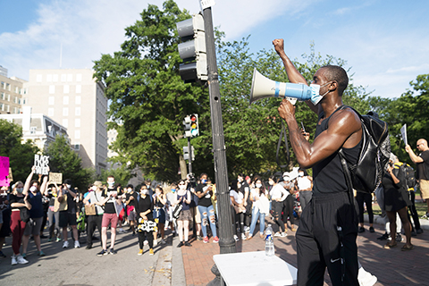 吶喊 ◎ 六月十九日是美國的「六月節」,又稱自由日或解放日,被認為是標誌美國奴隸制終結的日子。美國各地民眾當日舉行「六月節」集會遊行,抗議警察暴力執法和種族歧視等問題。圖為人們在首都華盛頓白宮附近參加集會遊行。(新華社)