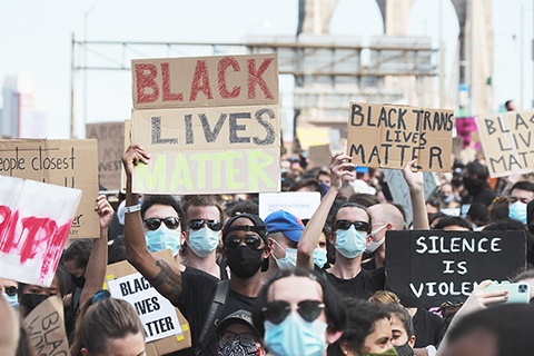 遊行 ◎ 六月十九日,遊行隊伍經過美國紐約布魯克林大橋。(新華社)