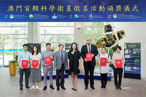 ◎ 陳季敏副秘書長(右四)和張可可主任(左四)分別為獲獎者頒獎。