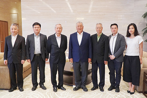 ◎ 澳門致公協會一行人訪何厚鏵。