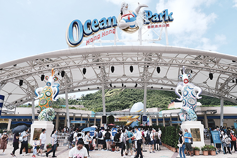 ◎ 不少市民昨日趁假期到訪近日重開的香港海洋公園,園內人流暢旺,預約名額亦一早額滿。(香港中通社)