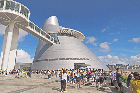 ◎ 澳門科學館西堤那邊吸引大批市民前來觀賞日偏食。