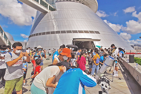 ◎ 市民亦十分認真地觀看日偏食過程。