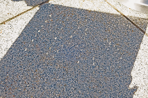 ◎ 透過針孔成像的月牙形太陽構成的澳門天學會的英文縮寫「MAS」。