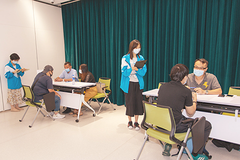 ◎ 結業學員參與就業配對會現場企業面試。