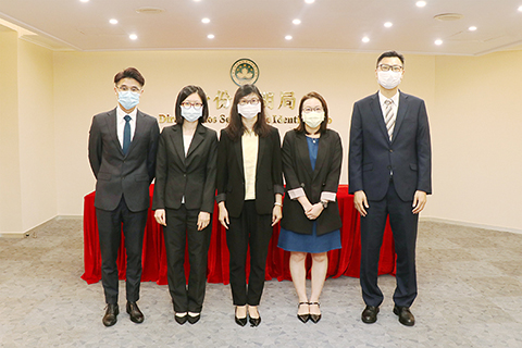 ◎ 身份證明局尹潔琳廳長(左二)及黃子麟處長(左一)合照。