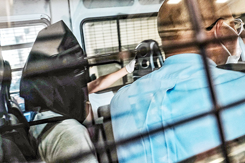 ◎ 香港有示威者七月一日於灣仔、銅鑼灣一帶聚集堵路,並與警方發生多次衝突,其中在一次拘捕行動中,有警員被一男子以利器刺傷左上臂。警方早前在機場拘捕涉案姓黃(二十四歲)本地男子。七月三日下午,被捕男子(黑色頭套者)由警車押送至香港東區裁判法院提堂。(香港中通社)