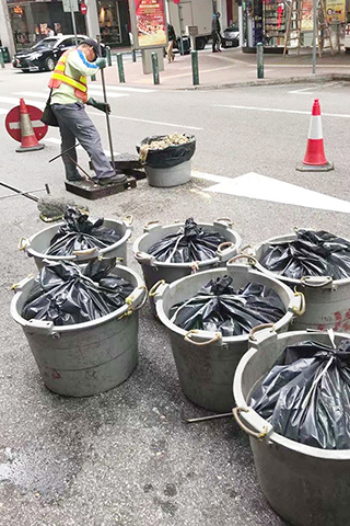 ◎ 渠務人員清出的油污及垃圾。