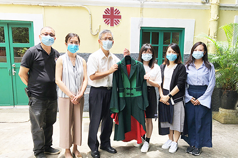 ◎ 潘志明讚賞服裝製作精美。