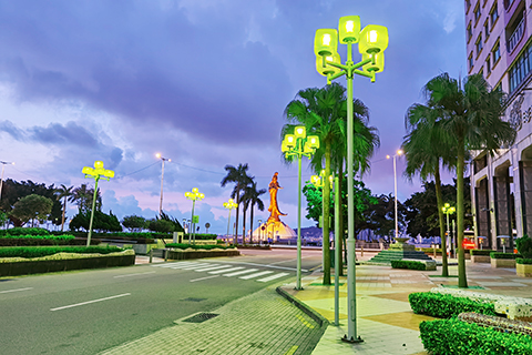 ◎ 破曉前的宋玉生廣場,綠色的街燈在清晨六點就會熄滅。