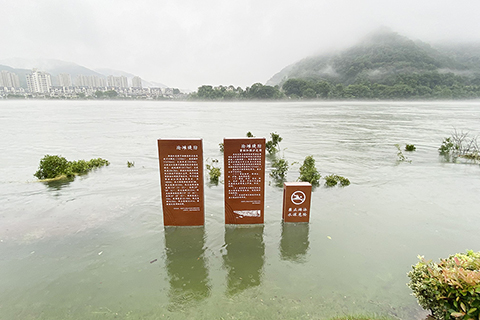 ◎ 七月八日,新安江邊上的標牌被洪水淹沒。受連日強降雨影響,浙江新安江流域水位急劇上漲,新安江水庫水位超歷史水位,當日上午,新安江水庫實施建庫以來首次九孔全開洩洪。當地城區遭遇洪水衝擊,多方救援力量實施緊急救援。(中新社)