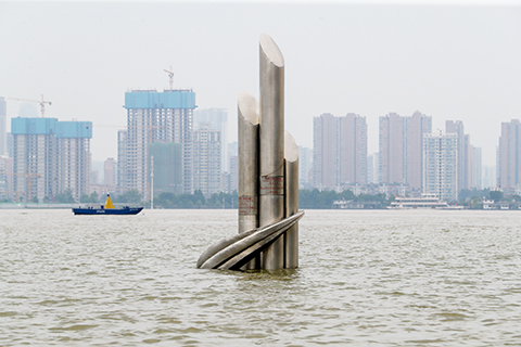◎ 七月十一日,武漢漢口江灘,江水已經淹沒了二級親水平台,接近最高的三級親水平台。當日二十時,長江水文網數據顯示,長江漢口站水位到達二十八點四九米。這一水位已超過二0一六年最高水位,達到有水文記錄以來的歷史第五。圖為雕塑上的兩個刻度線。(中新社)