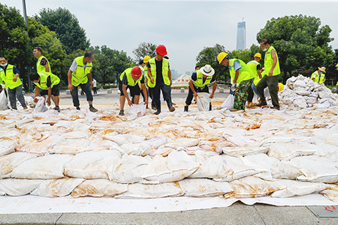 ◎ 七月十一日,武漢漢口江灘,工作人員正在封閉三陽路閘口。(中新社)
