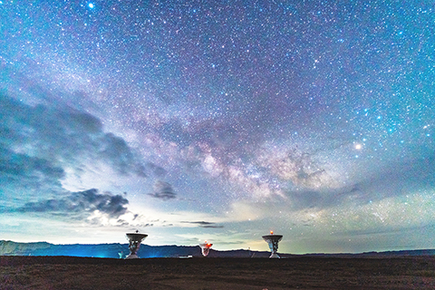 ◎ 為滿足中國首次火星探測任務需求,近日西安衛星測控中心對地面測控通信系統進行了適應性改造。圖為西安衛星測控中心喀什深空站深空天線組陣。(資料圖片)(中新社)