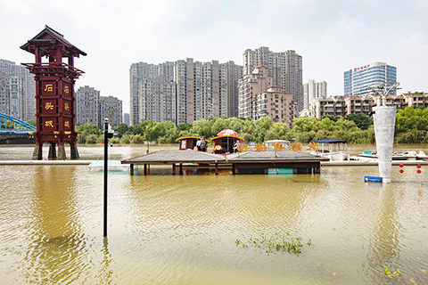 ◎ 七月二十日,江蘇省南京市秦淮河清涼門段,遊船碼頭的售票處幾乎被水淹沒。受長江來水和持續降雨影響,南京秦淮河持續高水位。據南京市水務局當天下午發佈的水雨情通報顯示,秦淮河東山站水位十點七一米,超警戒一點九一米。(中新社)