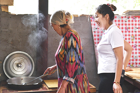 ◎ 7月19日,周末回到鄉下父母家中,古麗斯坦·艾山(右)都會和婆婆圖尼沙·買買提一起做飯。