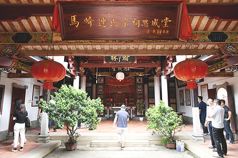 ◎ 在龍海市馬崎村連氏宗祠內,保存著連戰題贈的墨寶。(香港中通社圖片)