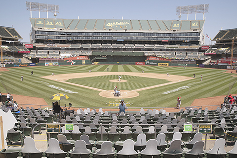 ◎ 當地時間七月二十五日,美國職業捧球大聯盟克蘭運動家隊在奧克蘭體育場主場迎戰洛杉磯天使隊,印有球迷照片的紙板人現身看台。因為現場看台不允許球迷進入,多個球隊在觀眾位放上球迷的紙板人,以烘托比賽氛圍。(中新社記者劉關關 攝)
