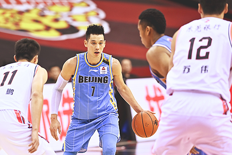 ◎ 七月二十六日,在山東青島舉行的二0一九至二0二0賽季中國男子籃球職業聯賽(CBA)復賽第二階段(嶗山賽區)比賽,北京首鋼隊以八十二比一百零一不敵廣東東莞銀行隊。北京首鋼隊球員林書豪(左二)遭廣東隊夾擊。(新華社記者郭緒雷攝)