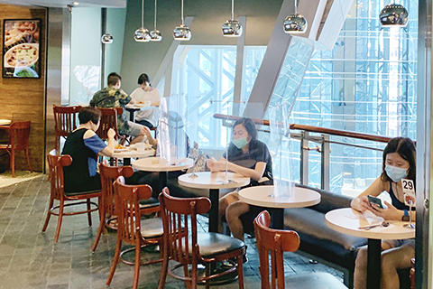 ◎ 七月二十七日,因應疫情嚴峻,香港特區政府當日宣佈,二十九日起食肆將全面禁止堂食。(香港中通社)