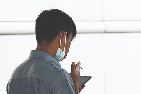 ◎ 香港特區政府昨日宣佈,二十九日起強制戴口罩措施擴展至室外的公眾地方,根據相關法例,在室外公眾地方除口罩吸煙將不獲豁免。(香港中通社)