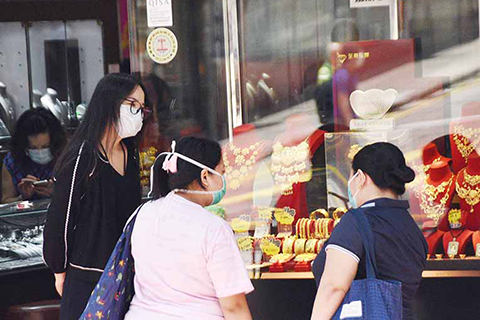 ◎ 7月27日,外圍金價創紀錄新高,現貨金突破每盎士1930美元,升幅接近2%。銀價亦升至7年高位。(香港中通社)