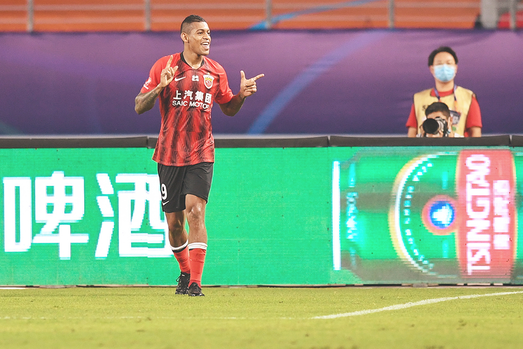 ◎ 七月二十七日,上海上港梅開二度的里卡多.洛佩斯慶祝進球。中國足球協會超級聯賽第一階段(蘇州賽區)第一輪比賽中,上海上港隊以三比一戰勝天津泰達隊。(新華社李博攝)