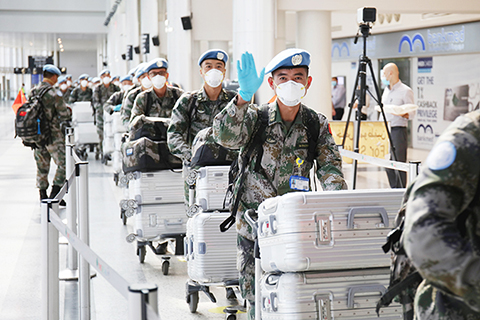 啟程回國 ◎ 七月二十八日,中國第十八批赴黎維和部隊第一梯隊官兵在黎巴嫩貝魯特拉菲克.哈里里國際機場向戰友揮手告別,啟程回國。(新華社)
