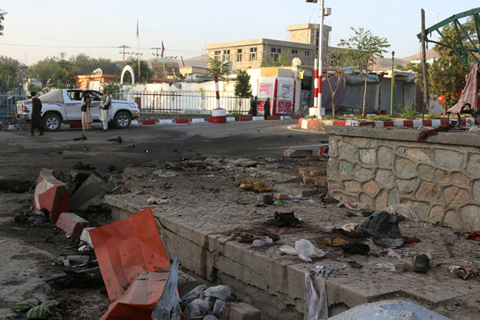 恐襲 ◎ 這是七月三十一日在阿富汗盧格爾省首府普勒阿拉姆市拍攝的汽車炸彈襲擊現場。(新華社)