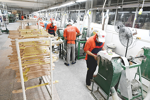 ◎ 漳州台資企業雅歌樂器生產車間。(中新社記者 王東明 攝)