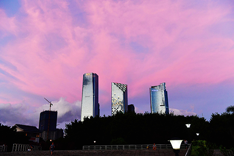 ◎ 八月二日傍晚,福建省福州市天空出現絢麗晚霞。今年第四號台風「黑格比」正向浙閩沿海靠近。目前,福建省已啟動防台風Ⅲ級應急響應。(中新社)