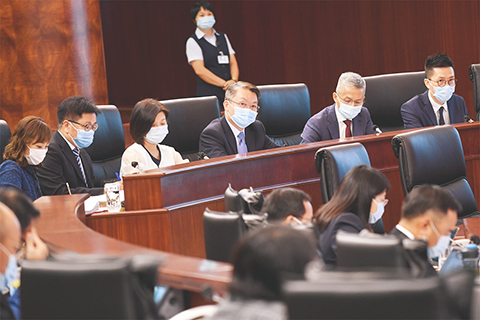 ◎ 經濟財政司司長李偉農昨列席立法全體會議,引介、一般性討論及表決《修改第五/二零零三號法律〈批准澳門特別行政區政府承擔債務〉》法案。