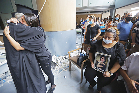 哀悼親人 ◎ 八月六日,在黎巴嫩首都貝魯特一家醫院,人們哀悼一名在爆炸中遇難的親人。(新華社)