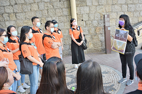 ◎ 導賞員帶領團隊成員探索世遺建築。