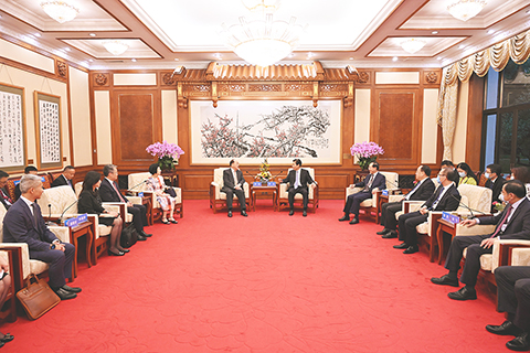 　◎ 行政長官賀一誠昨日在北京與國家商務部部長鍾山會面。