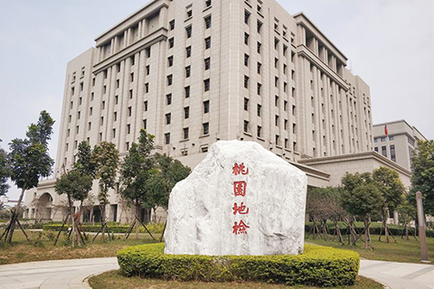 假冒多角 ◎ 桃園市簡姓男子假冒超商幹部、店長、工程師、司機等多角,使用變聲器飾演多角,混進超商Line群組,並要店員結帳遊戲儲值卡、現今存戶頭等方式,半年內騙了七十三家超商、取得台幣六百廿三萬多元,偵結以七十三個詐欺罪起訴。