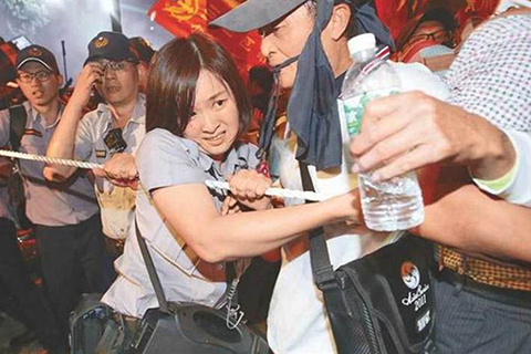 亂象頻傳 ◎ 台灣保安總隊是維持陳抗秩序的重要警力,但保總近年人力過剩,本月初下放五百八十一名警員到各縣市分局偵查隊「支援」二年,負責處理少年毒品業務,此政策卻導致亂象頻傳,地方偵查隊認為支援警力宛如「白紙」,「毒品都沒看過怎麼查?」這些「無牌刑警」也感覺自己是「過街老鼠人人喊打」,彼此各有怨言。