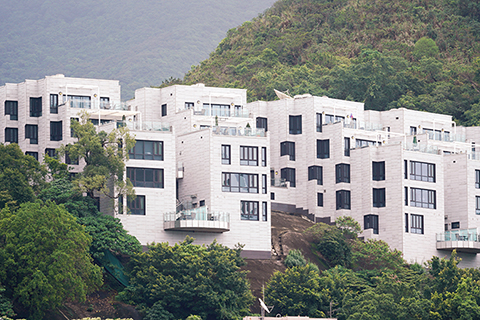 ◎ 八月二十七日,長江實業澄清,有關「長實以二十八億元中標美國領事館壽臣山物業」一事,實為錯誤消息。圖為壽臣山壽山村道三十七號物業。(香港中通社)