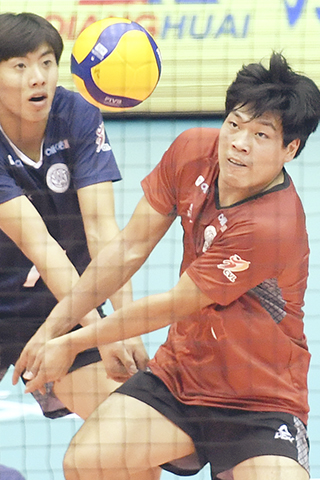 ◎ 八月二十八日,河北海瑞隊球員梁學良(右)在比賽中墊球。在河北秦皇島進行的中國男子排球超級聯賽第二階段H組比賽中,河北海瑞隊以三比一戰勝廣東深圳寶安明金海隊。(新華社 朱旭東攝)