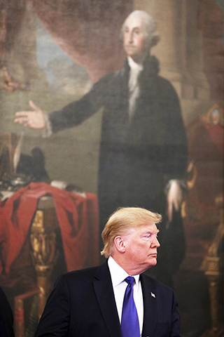 ◎ 當地時間八月二十七日晚,美國總統特朗普在白宮正式接受共和黨二0二0年總統候選人提名。資料圖為二0二0年初,特朗普在美國首任總統喬治.華盛頓的畫像前。(中新社)